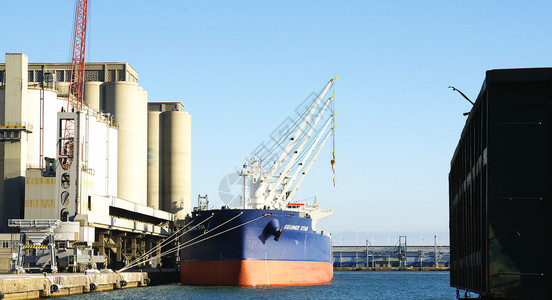 货轮在巴塞罗那港口图片