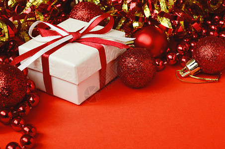红色圣诞背景上的礼品盒图片