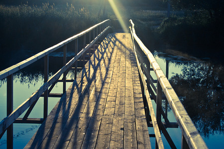 河上的木桥路尽头的光图片
