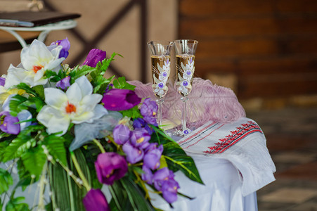 两杯结婚眼镜和两束婚礼花放在夏季图片
