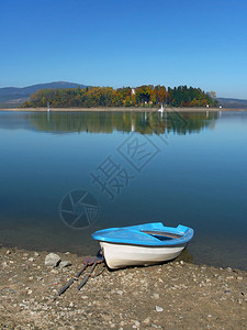 小划艇在岸边的秋景与斯拉尼卡岛也被称为远处可见的艺术岛图片