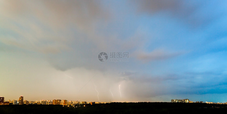 夏日傍晚的城市雷暴图片