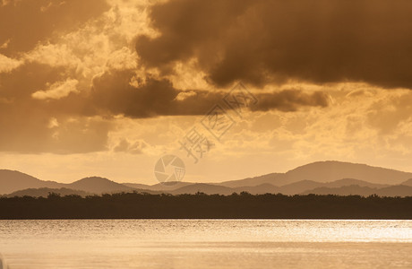 在湖悉尼的日落图片
