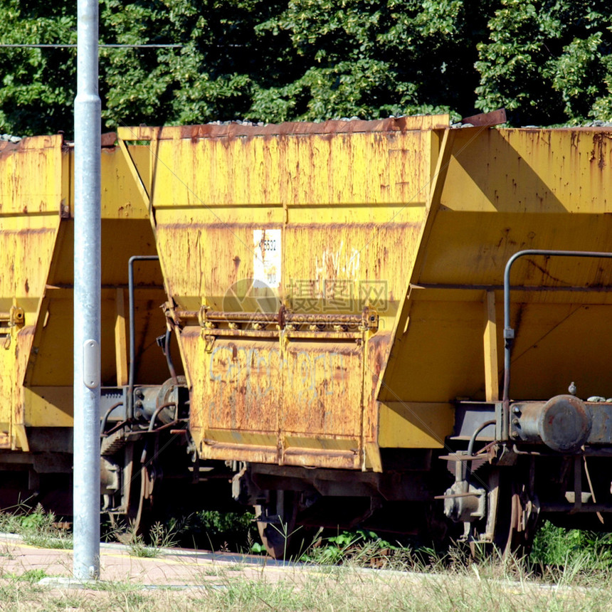 黄色货车在站图片
