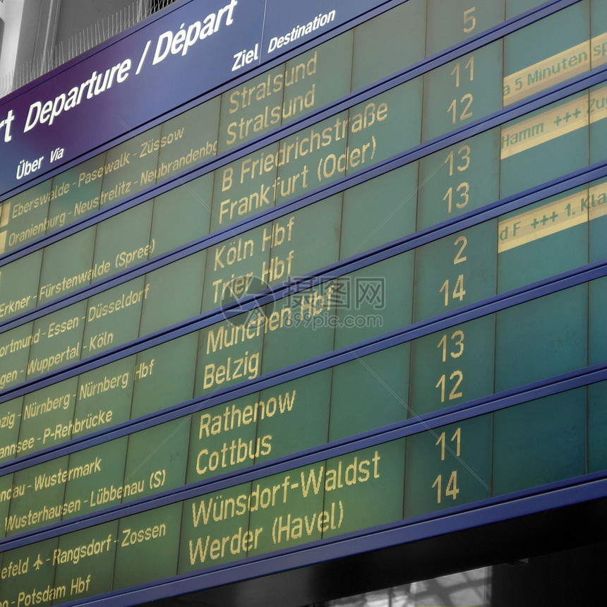 在车站或机场按时间表显示出入境和离图片