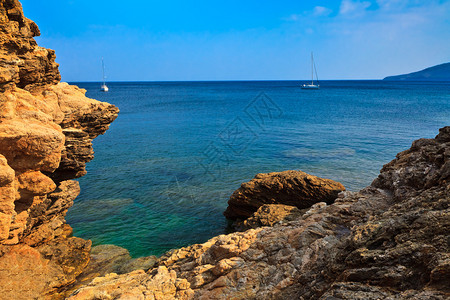 岩石海岸线的景色意大利厄尔巴岛图片
