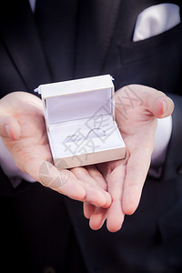 白色婚盒中的婚戒图片