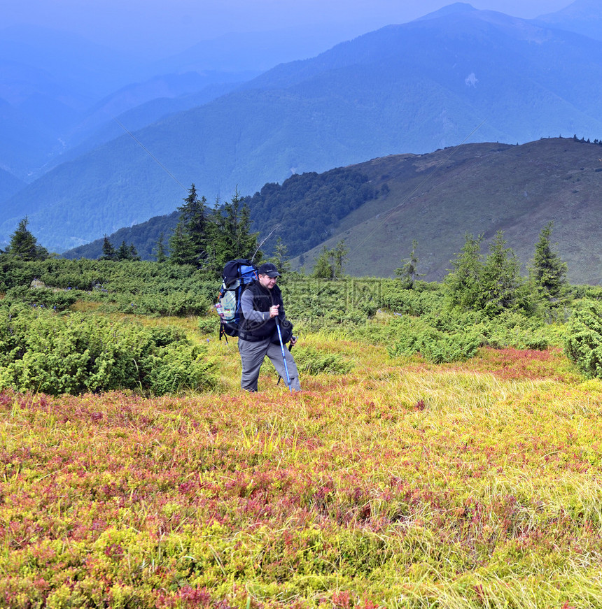 游客沿着红色的山脊旅行图片