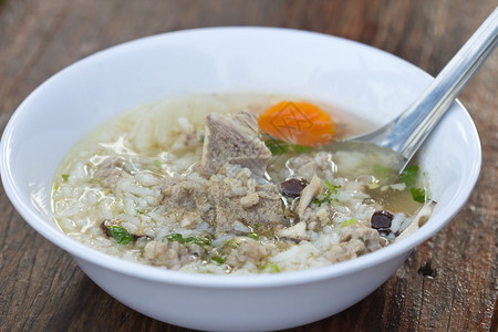 在碗的传统泰国粥米图片