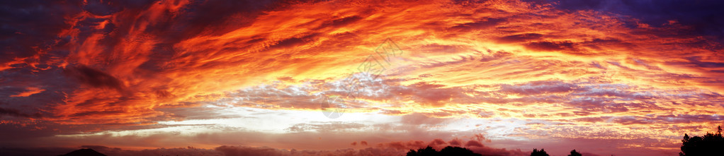 天空中明亮的橙色夕阳云图片