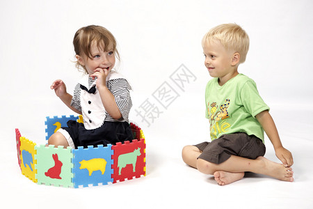儿童在工作室玩彩色泡沫玩具游戏享图片