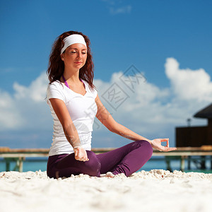 在热带海滩做瑜伽锻图片
