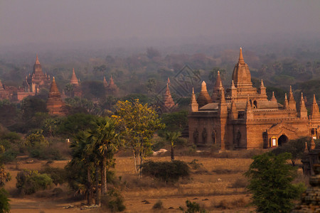 缅甸蒲甘寺庙的日落图片