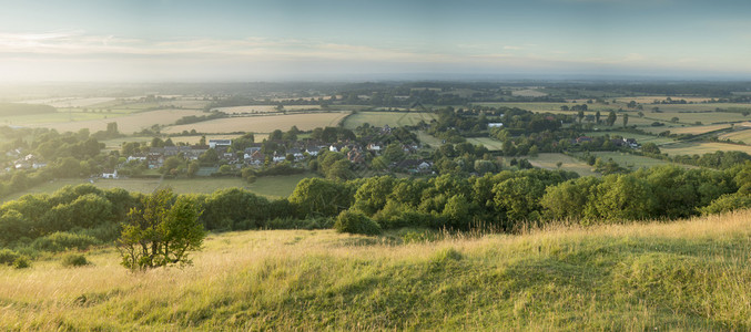 夏末下午英国乡村风景天空和光辉的天背景图片