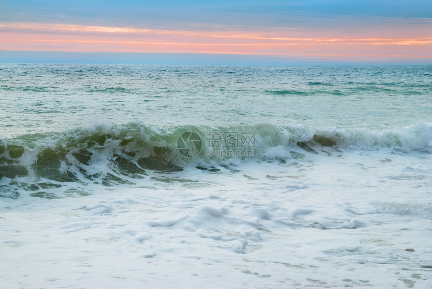 大海风景与大浪反对日落图片