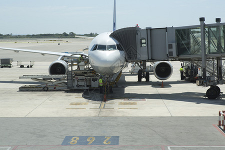 一架飞机准备在巴塞罗那机场起飞图片