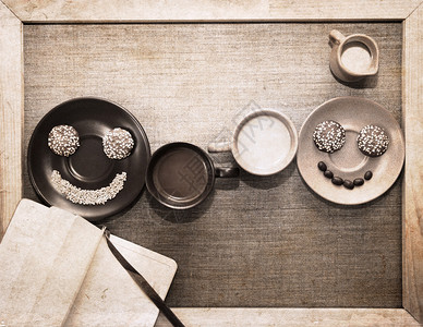 格朗基风格的艺术品两杯咖啡咖啡豆的心形和咖啡豆和饼干制成的微笑图片