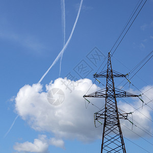 电源传输线附近天空中的白色喷图片