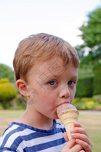 享受冰淇淋的小男孩图片