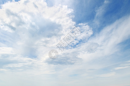 蓝天上的蓬松云彩图片