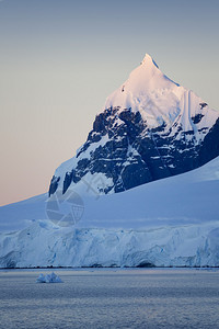 在南极洲冰层间的深纯净水中旅行图片