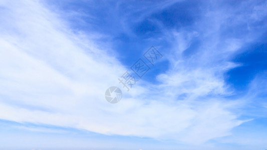 晴朗的蓝天夏日背景中的云彩图片