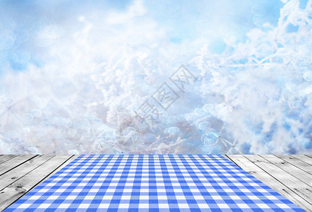 空的木桌和冬天背景图片