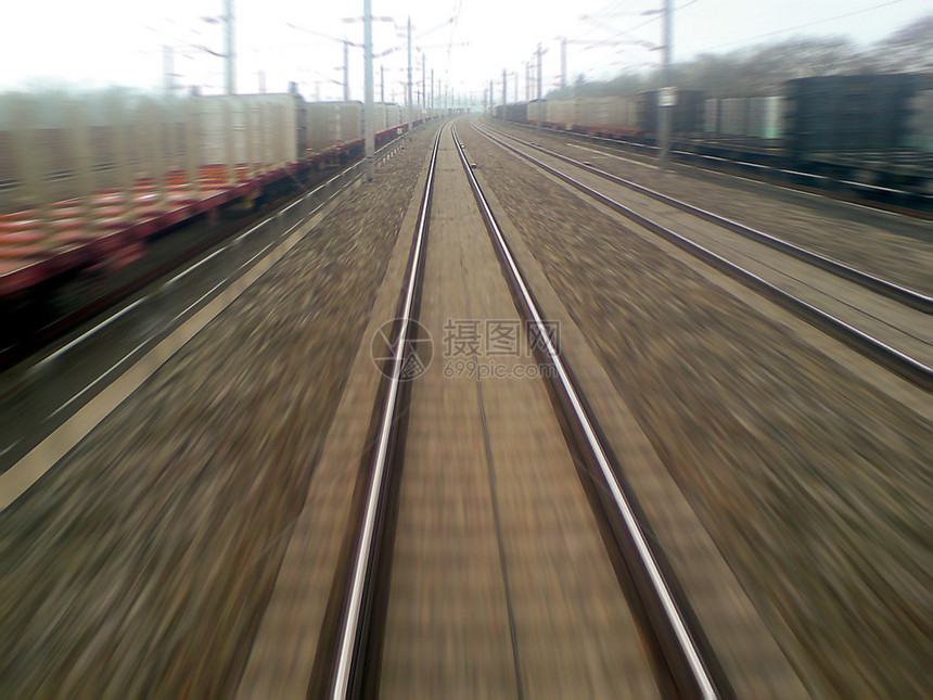 从火车上引擎驱动器的角度看铁路轨迹快图片