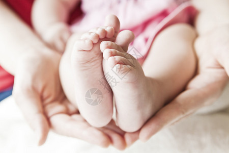 小婴儿脚的特写图片