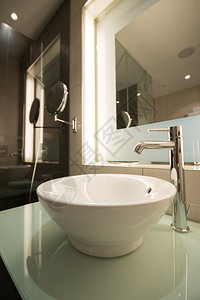 带镜子的浴室中的现代水槽图片