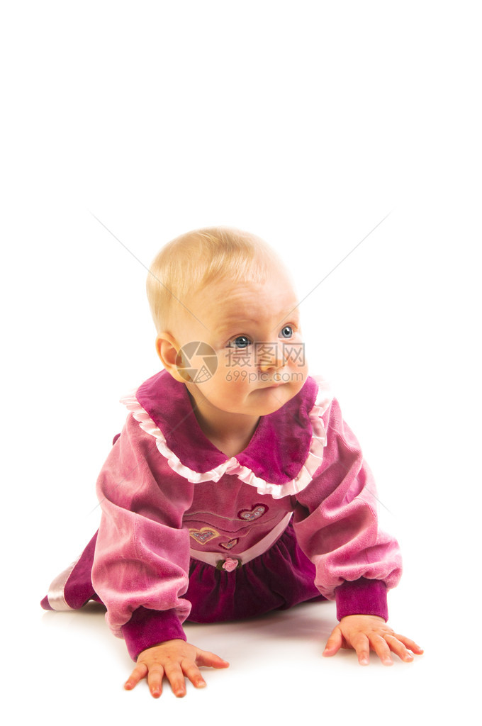 穿紫色衣服的小女孩爬在地上孤立图片