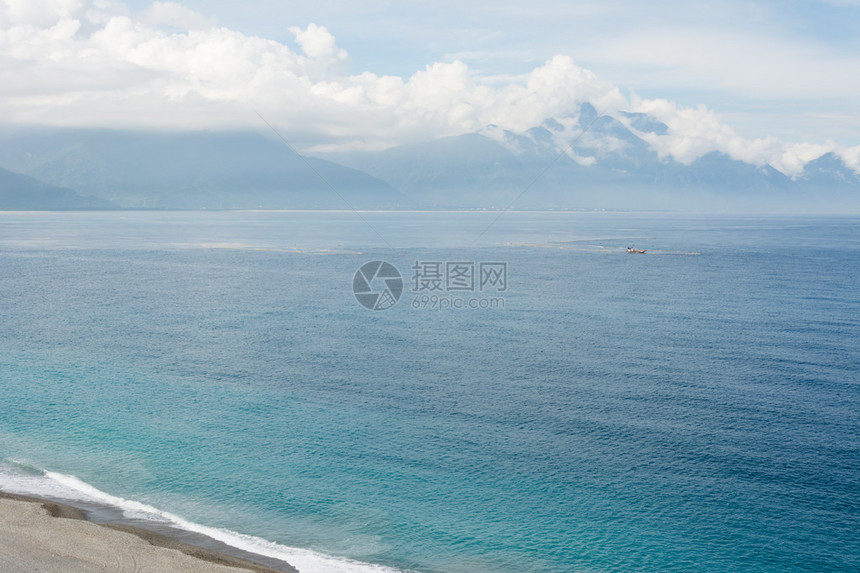 美丽的海景与海岸线和远图片