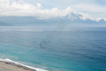 美丽的海景与海岸线和远图片