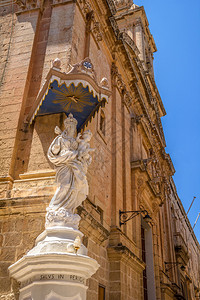 圣母玛利亚雕像在Mdina的卡梅利图片