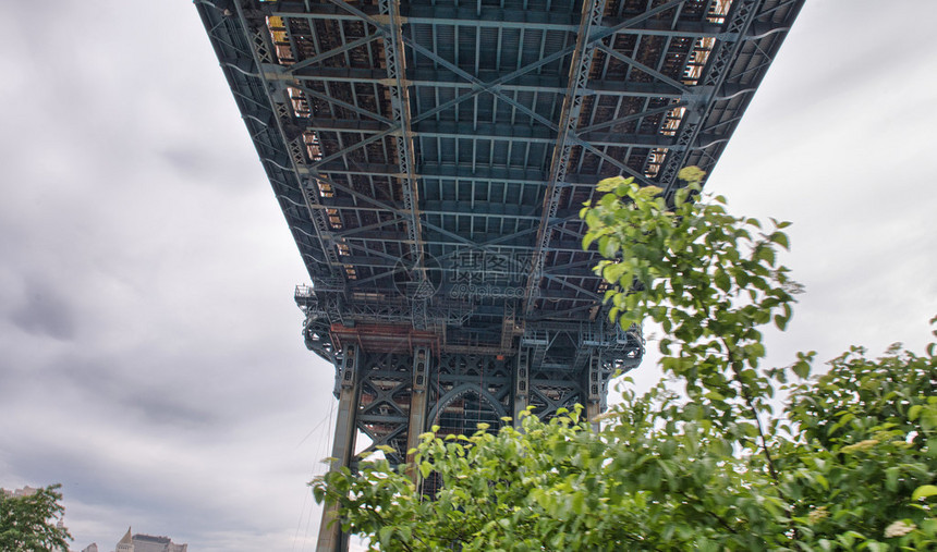 曼哈顿大桥的金属结构环绕图片