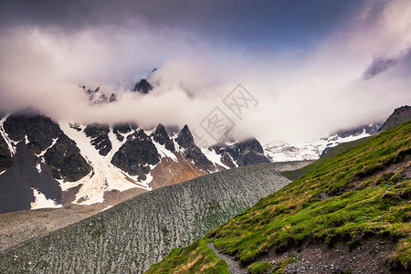 觉巴山乌什巴山脚下的高山草甸与壮观的天空背景