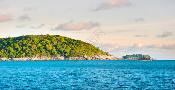 泰国普吉岛美丽的热带海洋景色岩石图片