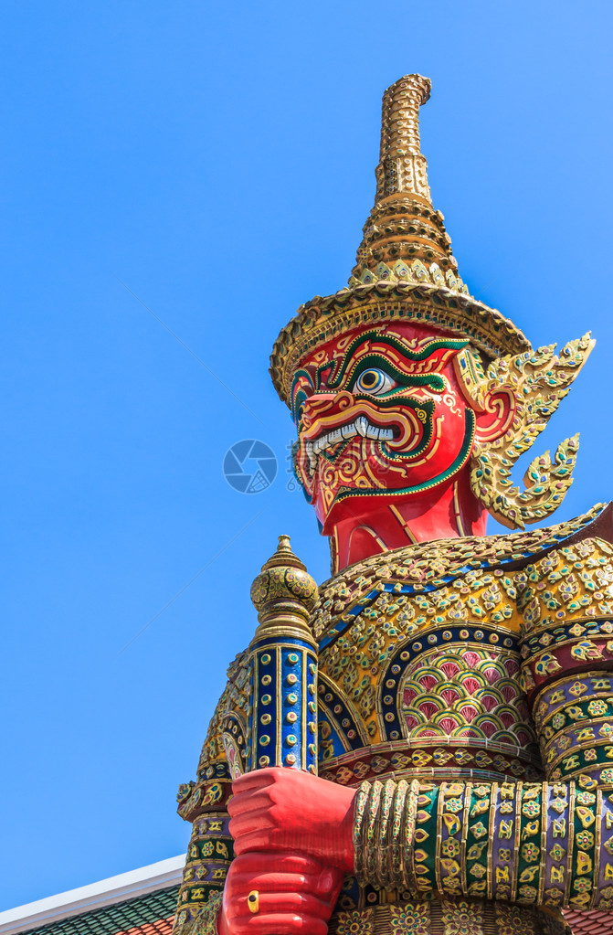 泰国曼谷泰国寺庙蓝天背景下的红图片