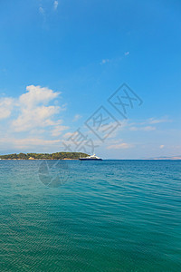 大蓝色游艇在蓝色的海洋与蓝天科孚岛希腊背景图片