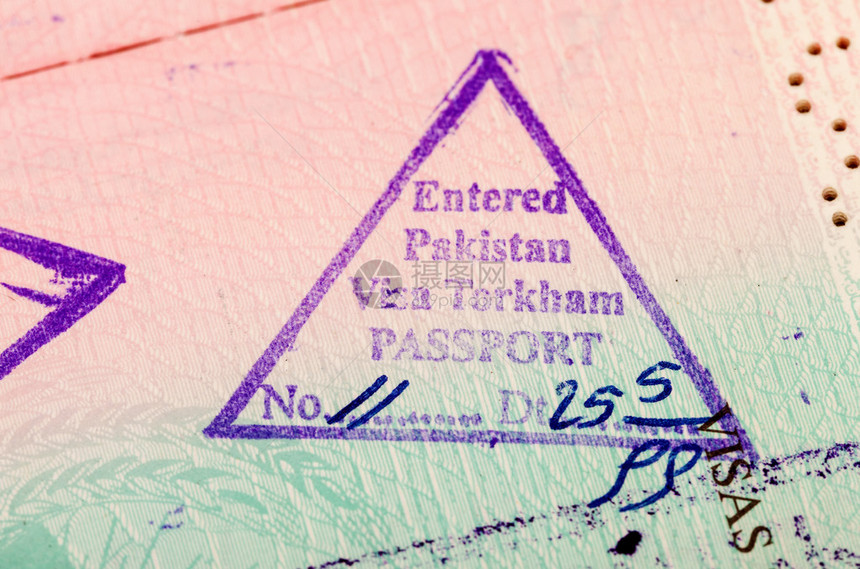 持阿富汗护照的图片