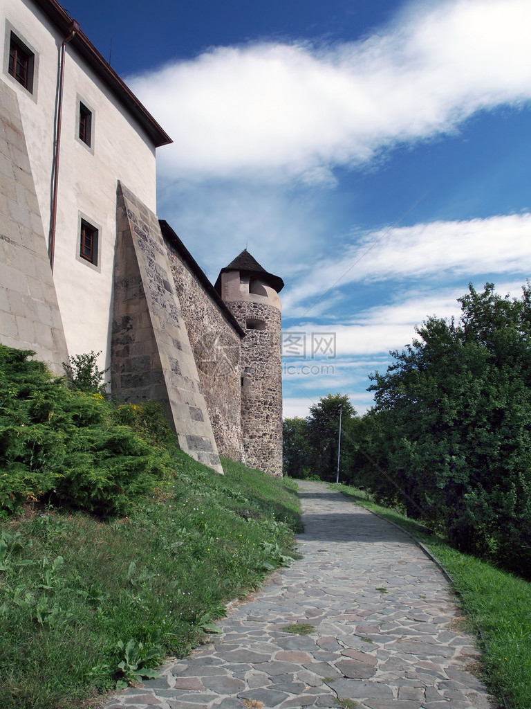 位于斯洛伐克的兹沃伦城堡防御工事下方的公园这座城堡是一座建于14世纪的中世纪坚固城堡兹沃伦城堡建筑群向游客开放图片
