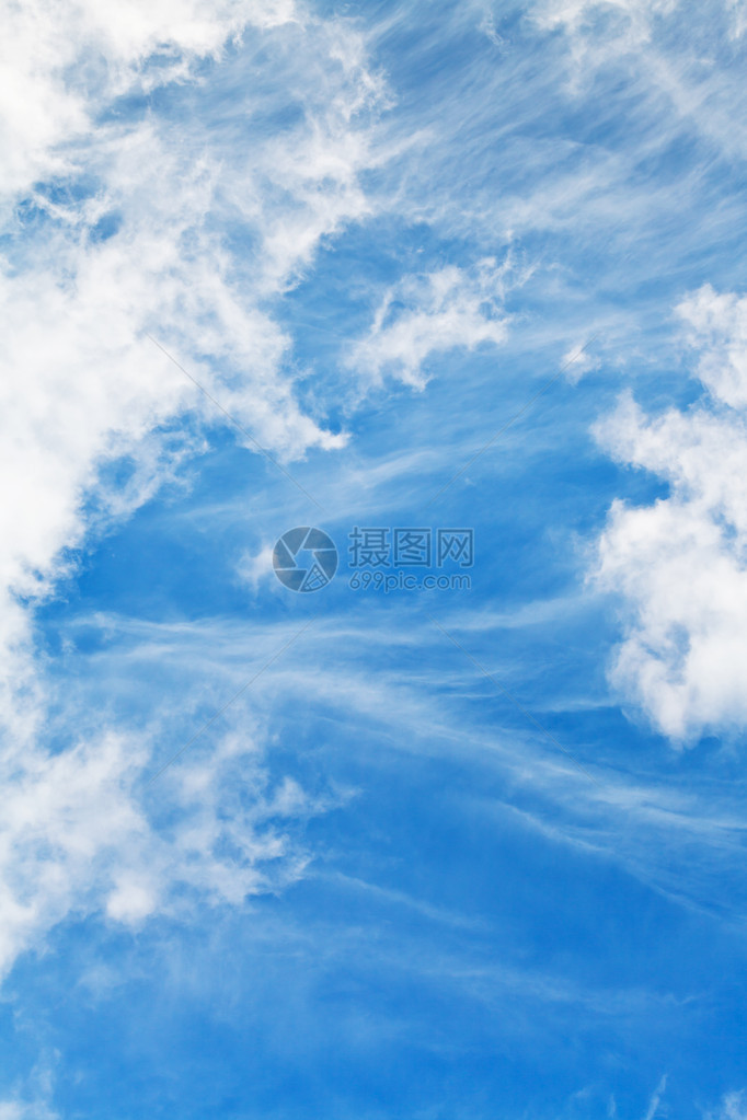 蓝色九月天空中的层云图片