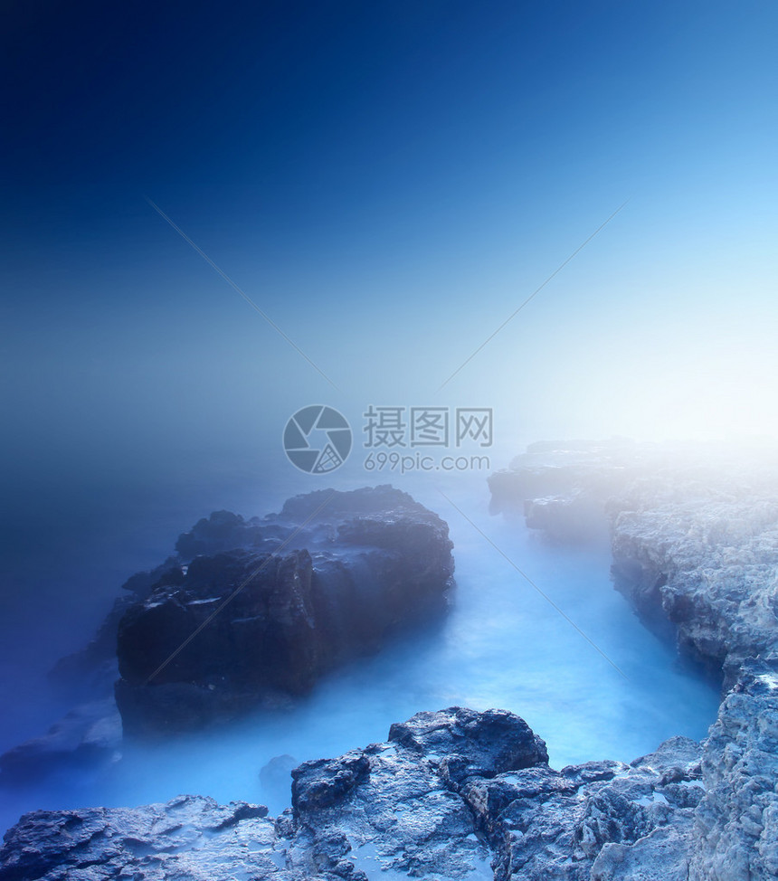 薄雾中明亮的海湾图片