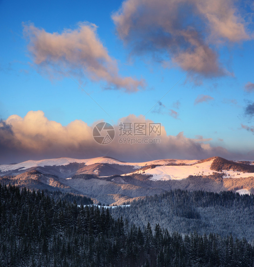 山景中壮丽的日落乌克兰喀尔巴阡山脉图片