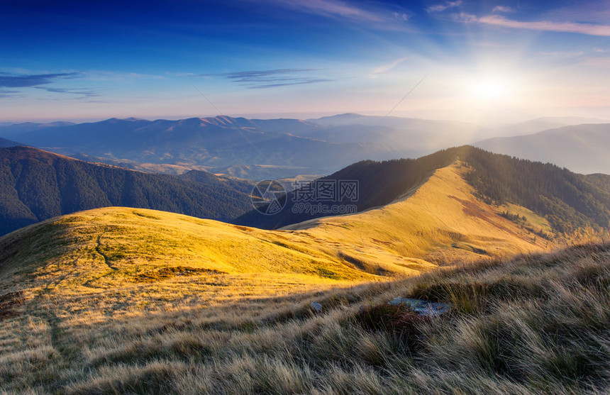 早晨天空下充满云雾的大山景观喀尔巴阡山脉图片