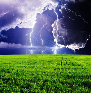 绿色草原上的雷暴与闪电图片