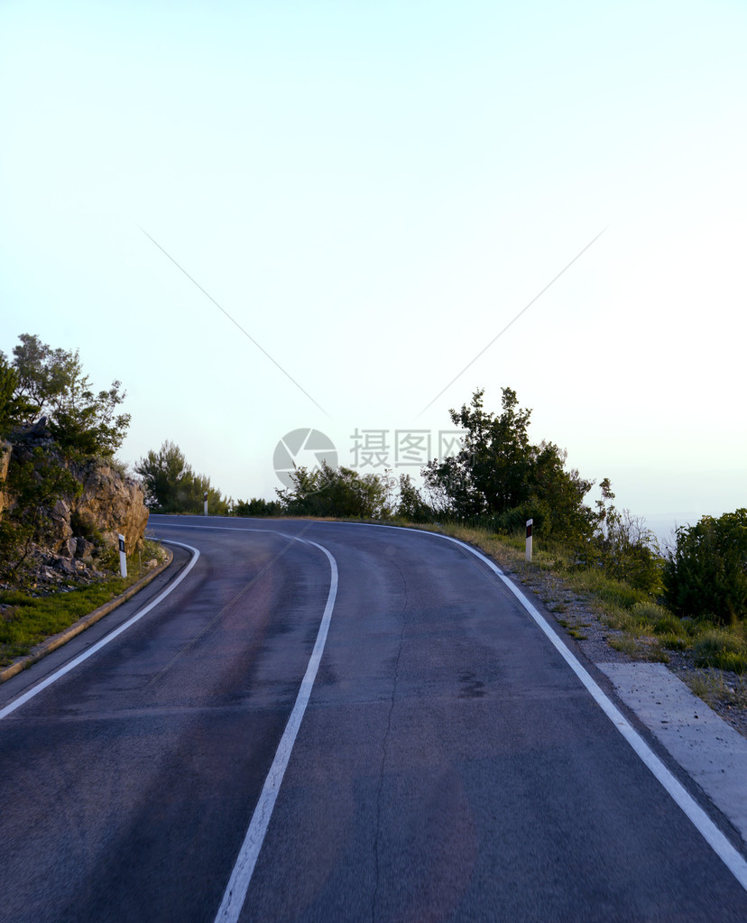 黑山间的蛇形道路图片