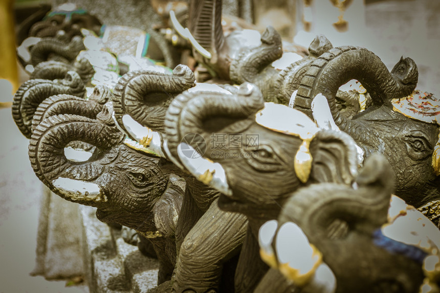 庙里还愿的大象雕塑图片