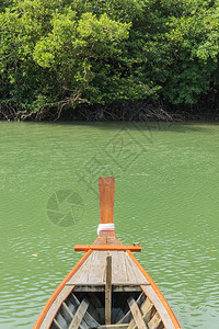 一艘木船正朝红背景图片