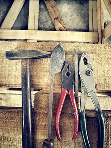 木头上的锤子和工具图片
